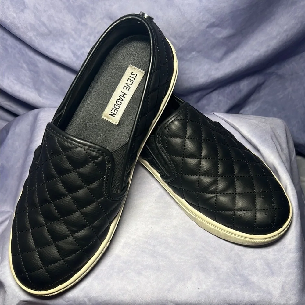 Steve Madden black cushioned slip-on sneakers, model Ecentrcq